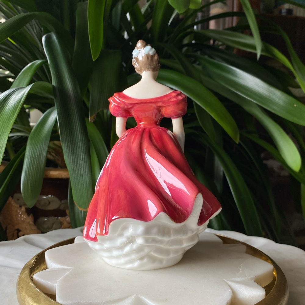 Royal Doulton Winsome Porcelain Hand Decorated Figurine - Original Sticker Tag - Picture 5 of 10